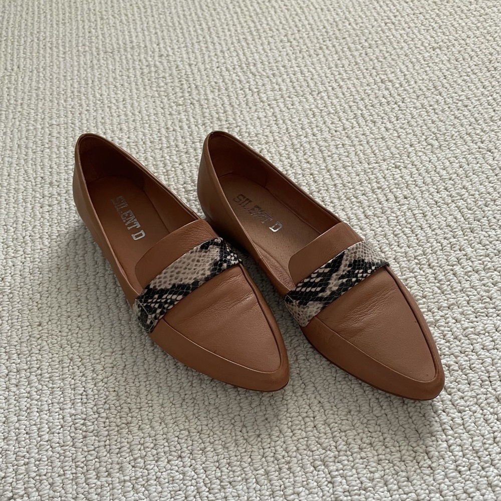 Pointed toe flats